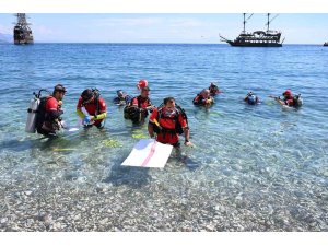 Kemer’de deniz dibi ve sahil temizliği etkinliği