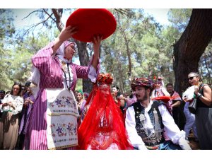 4. Uluslararası Yörük Türkmen Festivali’nde genç çifte yörük gelenekleriyle kına töreni