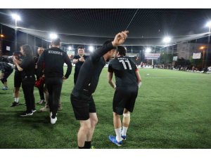 Takım şampiyon oldu, muhtar sahada göbek attı