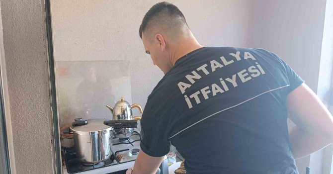 Ocakta unutulan düdüklü tencerenin dumanları itfaiyeyi alarma geçirdi