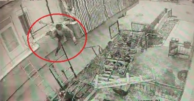 Yük asansörü kurulumu yapan ustanın iskeleden düşme anı kamerada