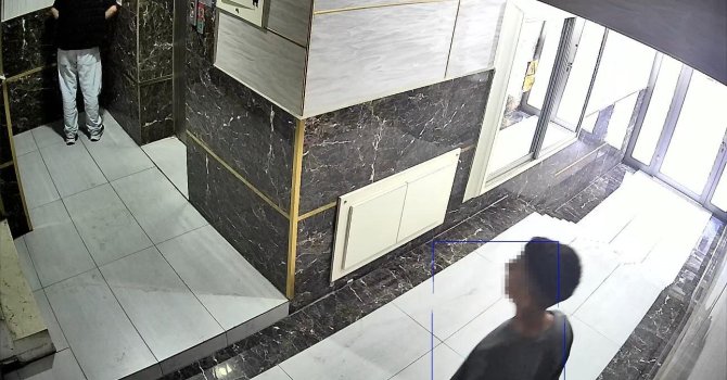 Gençlerin tepki çeken görüntüsü: Biri kamera açısını değiştirdi, diğeri koridorda tuvaletini yaptı