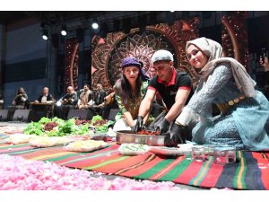 Urfa’nın siyah gülü ile Isparta’nın pembe gülü buluştu