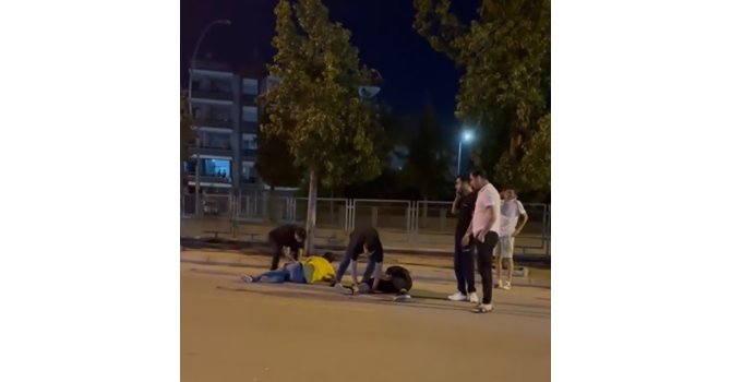 Yolda yürürken silahlı saldırıya uğrayan 2 genç yaralandı