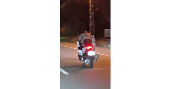 Motosiklet sürücüsü yaptığıyla hayrete düşürdü
