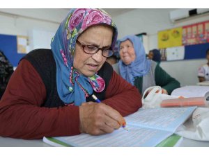 Hepsi torun sahibi: Adanalı ninelerin okuma azmi