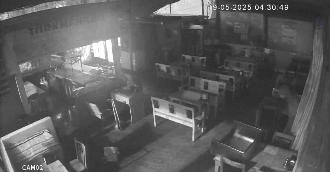 Akşam tost yediği iş yerini gece soydu