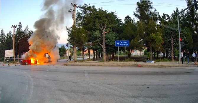 Kontrolden çıkan otomobil önce refüje, sonra tıra çarpıp alev aldı: 1 ağır yaralı