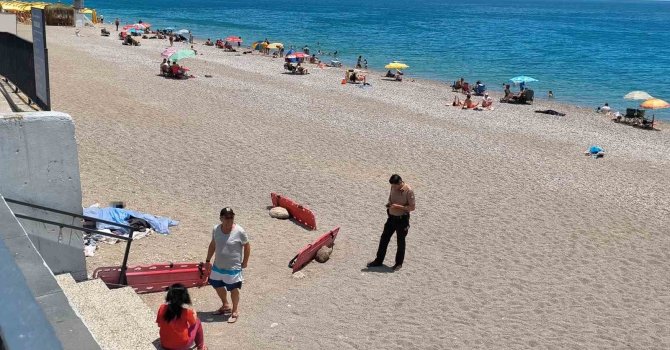 Evsiz adam Konyaaltı Sahili’nde ölü bulundu