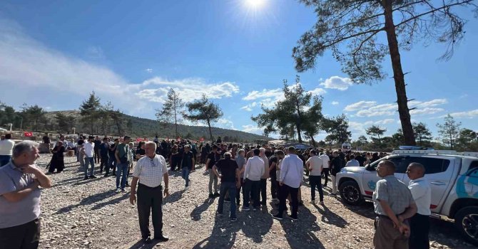 Anne ve çocuklarına gözyaşlarıyla veda