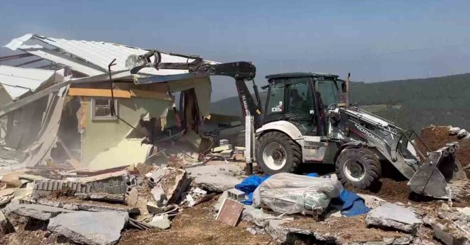 Yaylalara inşa edilen kaçak betonarme yapılar yıkıldı