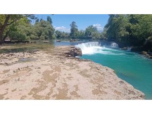 Manavgat Şelalesi’nde su seviyesi düştü, kara göründü
