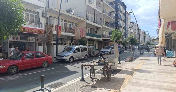 Yola fırlayıp otomobile yandan çarpan 3 yaşındaki çocuk yaralandı