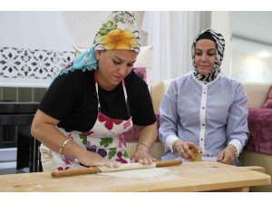 Adanalı kadınların ’ev baklavası’ mesaisi