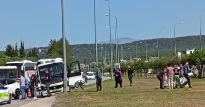 Freni patlayan minibüs önündeki araca ve aydınlatma direğine çarptı: 4 yaralı