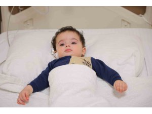 Boğazına havuç kaçan bebek, 10 dakikalık kalp masajıyla hayata döndü