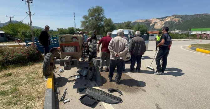 Eğirdir’de traktör ile otomobil çarpıştı: 3 yaralı