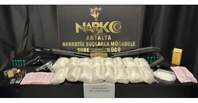 Antalya emniyeti zehir tacirlerine geçit vermedi: 16 kilo uyuşturucu ve 5 silah ele geçirildi