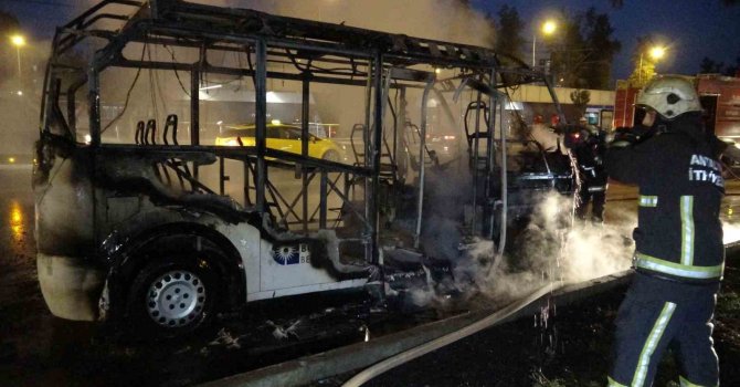 Yolcu minibüsü alev alev yandı, yangına müdahale etmeye çalışan sürücü yaralandı