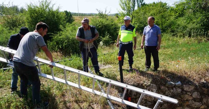 Burdur’da kuyuya düşen köpek 45 dakikalık operasyonla kurtarıldı