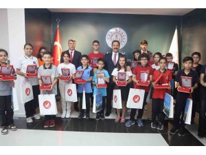 Depremin yaralarının sarıldığı Hatay’da 16 öğrenci bursluluk sınavından 500 tam almayı başardı