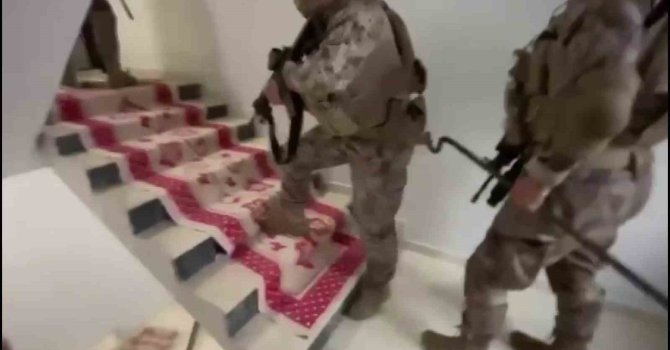 Adana’da çelik yelek ve silahlar ele geçirildi