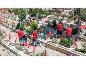 Kahramanmaraş’ta mezarlıklar bayrama hazır