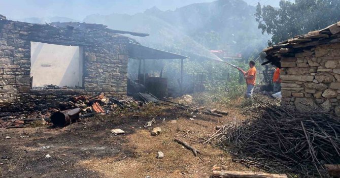 Yangında hem taştan yaptığı evini hem de biriktirdiği 80 bin lirayı kaybetti