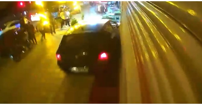 Freni boşalan otomobil iş yerine çarptı: O anlar kamerada