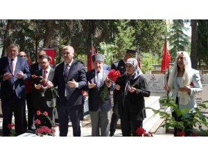 Burdur’da protokol şehitliği ziyaret etti