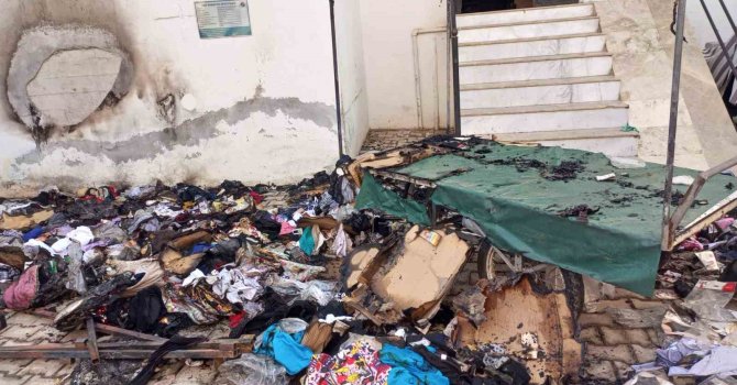 Evinin önündeki tekstil ürünleri tezgahı küle döndü