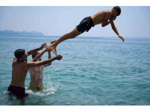 Antalya’da bayramın ilk gününde sahillerde yoğunluk oluştu