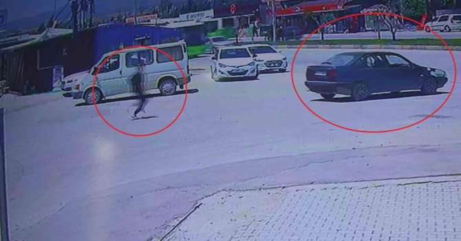 El frenini çekmeyi unuttuğu aracının peşinden koşsa da çaresiz kaldı, o anlar kamerada