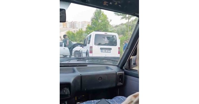 Hayrete düşüren görüntü: Kaza yaptıkları araçtakilere korku dolu anlar yaşattılar