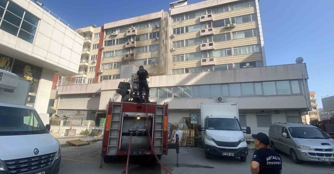 Antalya’da iş merkezinde çıkan yangın korkuttu