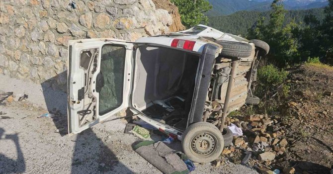 Manavgat’ta hafif ticari araç devrildi, sürücü ağır yaralandı