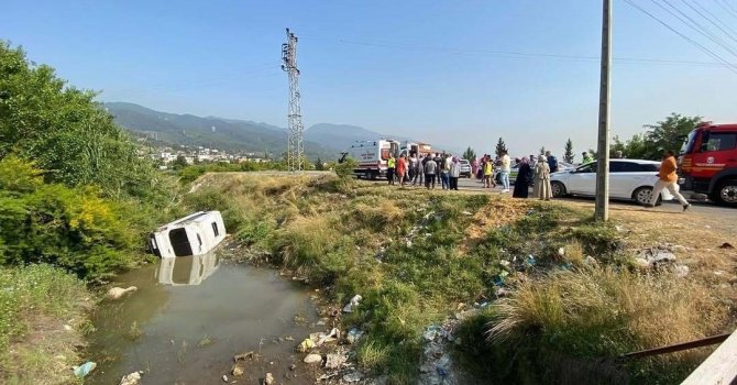 Sulama kanalına uçan midibüsteki 4 kişiyi itfaiye ekibi kurtardı