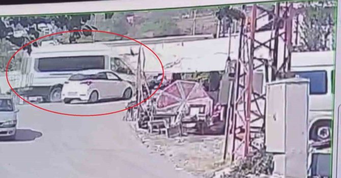 Otomobille çarpışan minibüs dereye uçtu, o anlar kamerada