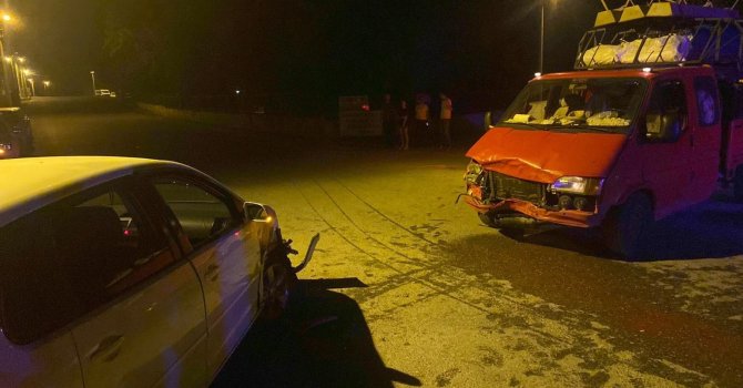 Manavgat’ta kamyonetle otomobil çarpıştı: 3 yaralı