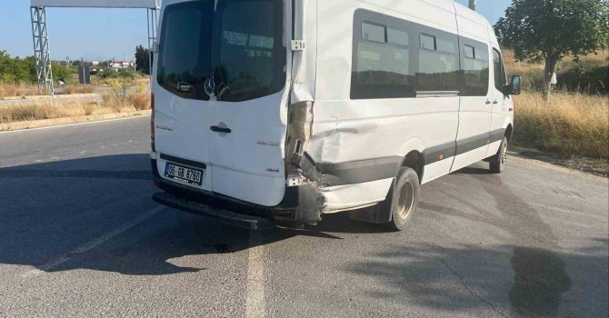 Motosiklet minibüse çarptı, sürücü ağır yaralandı