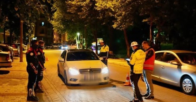 Isparta’da gece uygulaması: 1 saatte 43 şahıs ve 15 araç denetlendi