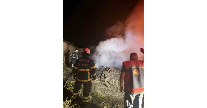 Mangal ateşinden çıkan kıvılcım otluk alana sıçradı