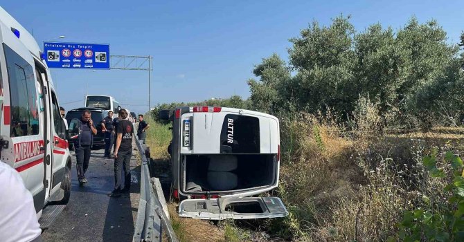 Antalya’da kontrolden çıkan minibüs devrildi, 6 turist ve sürücü yaralandı