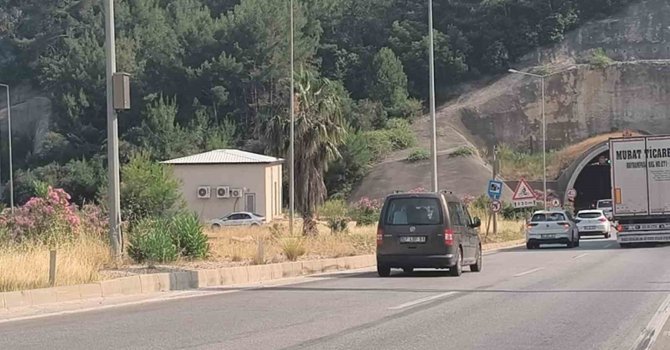 (Düzeltme) Antalya’da Kemer yolunda feci kaza: 2 ölü, 4 yaralı