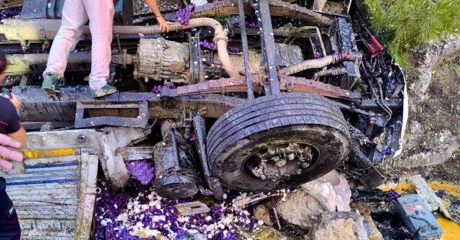 Antalya’da yumurta yüklü kamyon devrildi: 1 ölü