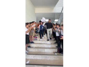 Emekliye ayrılan 46 yıllık öğretmene duygusal veda: Öğrenciler koridorda sıralandı, alkışlarla uğurladı