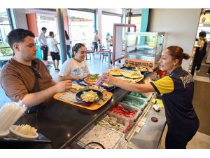 Mersin’de bayramda sahil kafelerine yoğun ilgi