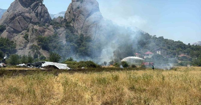 Kemer’de çalılık alanda yangın