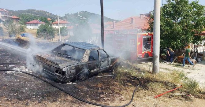 Burdur’da park halindeki otomobil alev alev yandı