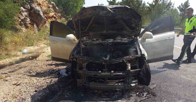 Antalya’da seyir halindeki cip alev aldı